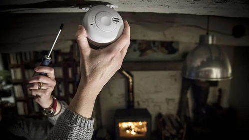 疫情和戰(zhàn)爭造成的延誤 很多房屋未能及時裝置煙霧報警器